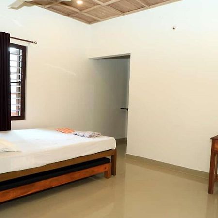 The Munroe Vibes Inn Mundrothuruth Екстериор снимка