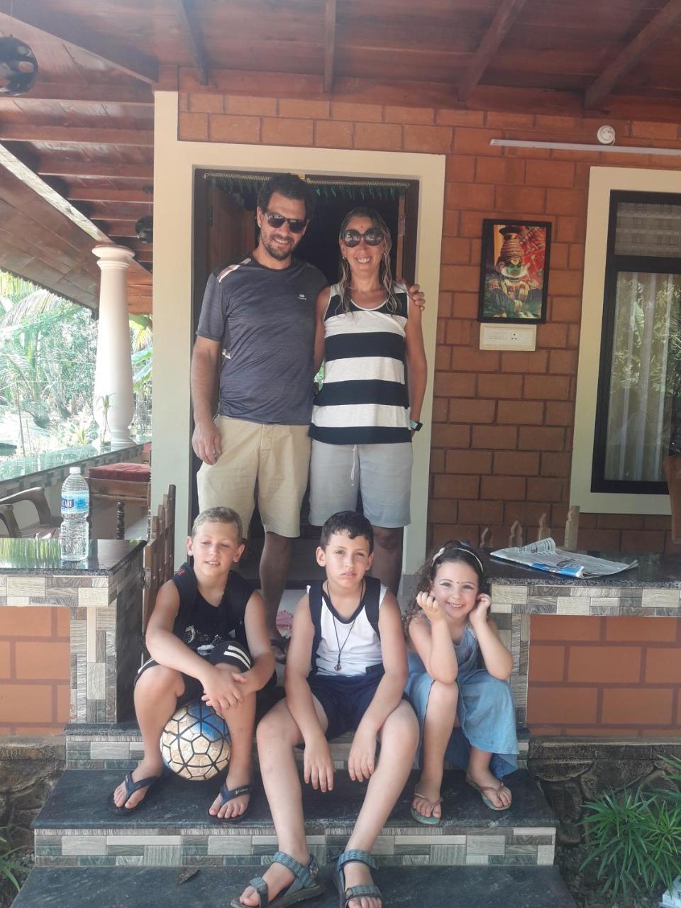 The Munroe Vibes Inn Mundrothuruth Екстериор снимка